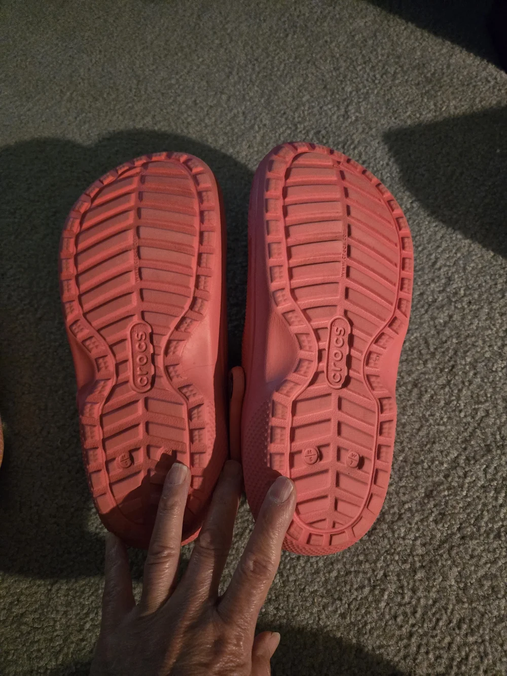 CROCS Women's Size 7  Fleece-Lined Clogs in Coral